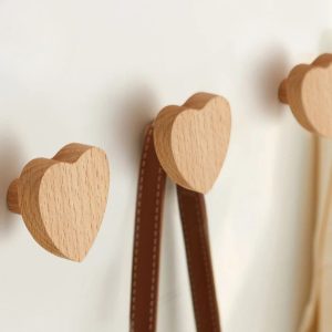 Pechero corazón de madera (set 4 pcs)